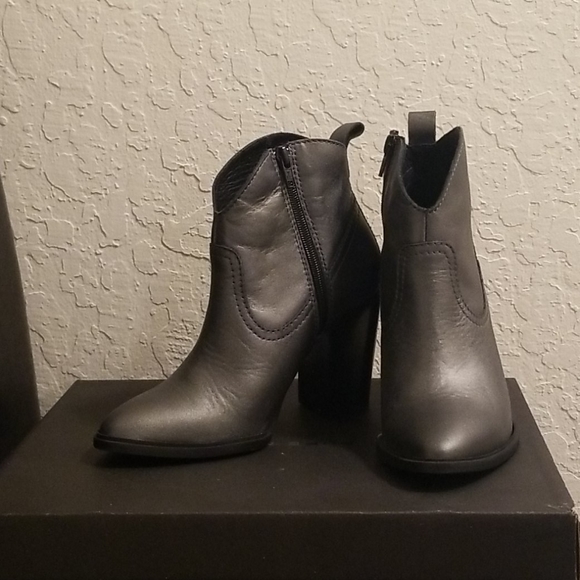 New gray boots - Picture 2 of 4